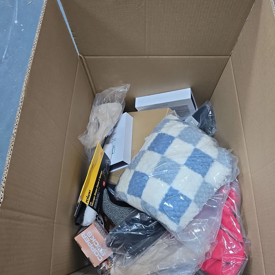 BOX OF APPROXIMATELY 20 ASSORTED ITEMS INCLUDING SANKOM SUPPORT POSTURE BRA , MAGIC COPPER SOCKS AND WINDOW CLEANER SQUEEGEE 