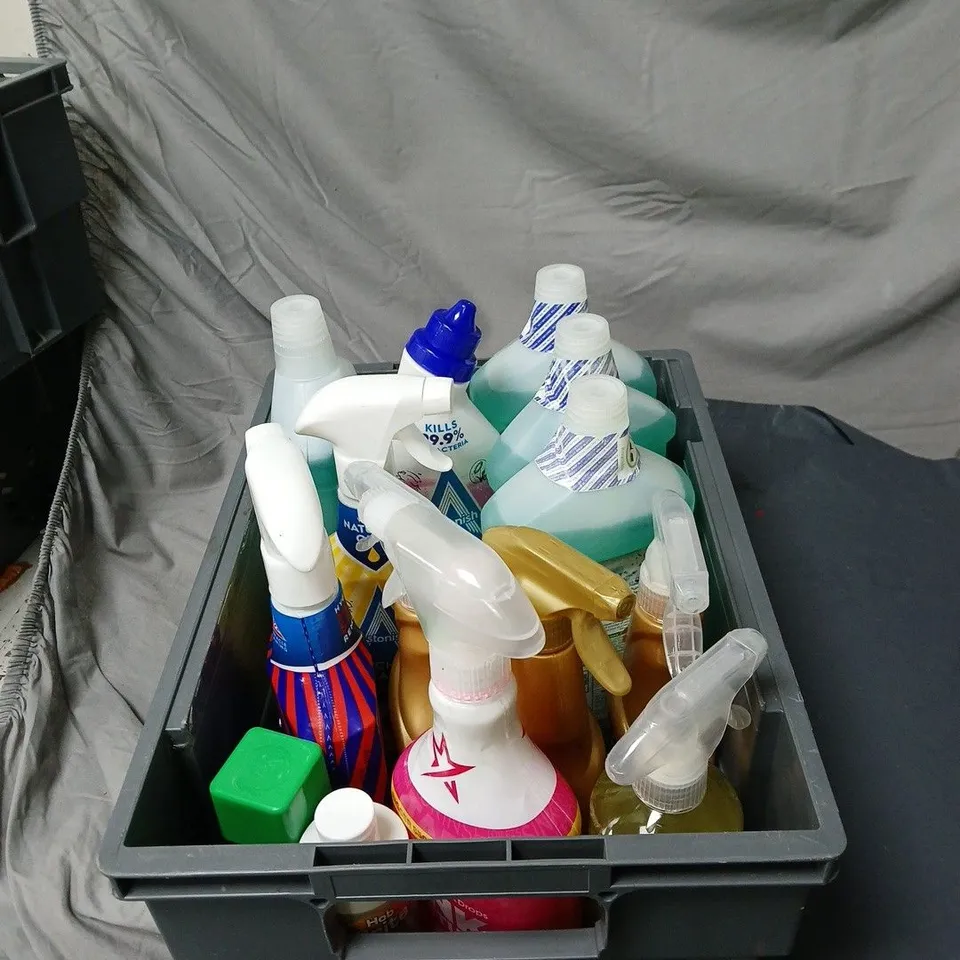 APPROXIMATELY 15 ASSORTED HOUSEHOLD ITEMS TO INCLUDE CIF, ASTONISH, FABRIC FRESHENER ETC