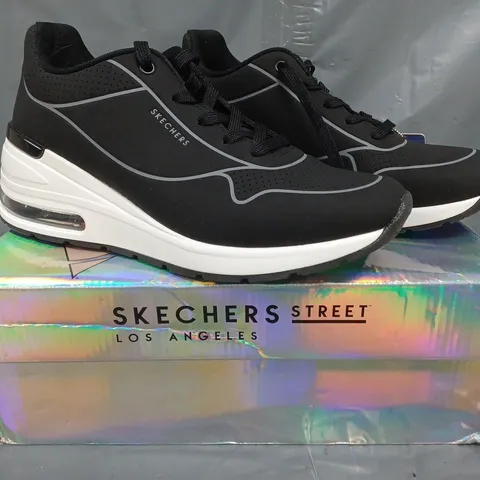 BOXED PAIR OF SKECHERS TRAINERS IN BLACKS SIZE 7