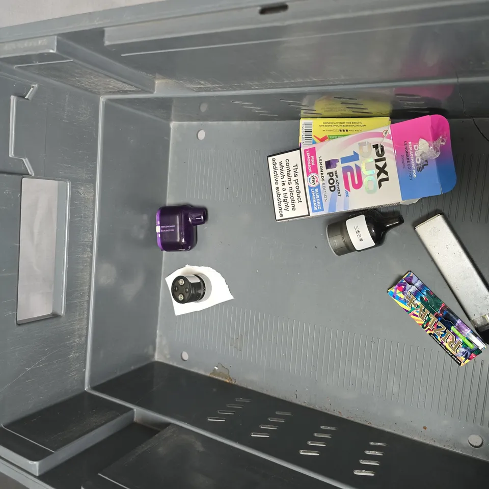 BOX OF APPROXIMATELY 10 ASSORTED ITEMS INCLUDING  BULLDOG ORIGINAL BEARD BALM 75 ML + VOOPOO VAPING ITEMS – MIXED LOT WITH TERRA TWILIGHT PEARL BOX