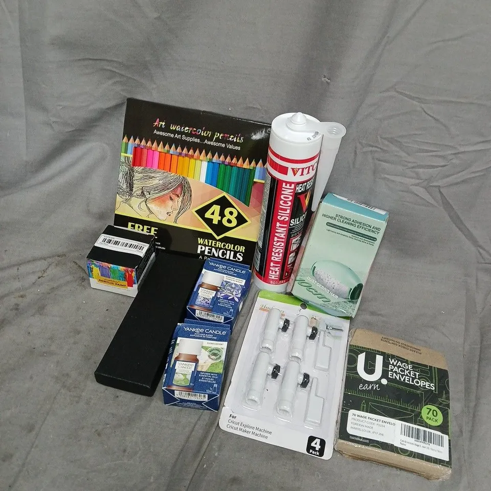 APPROXIMATELY 15 ASSORTED HOUSEHOLD ITEMS TO INCLUDE HEAT RESISTANT SILICONE, WAGE PACKET ENVELOPES, YANKEE CANDLE DIFFUSER BLENDS, ETC