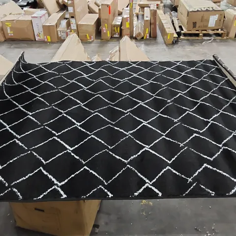 ZIGZAG NOIR DIAMOND PATTERN RUG - BLACK // SIZE: 120 X 160cm