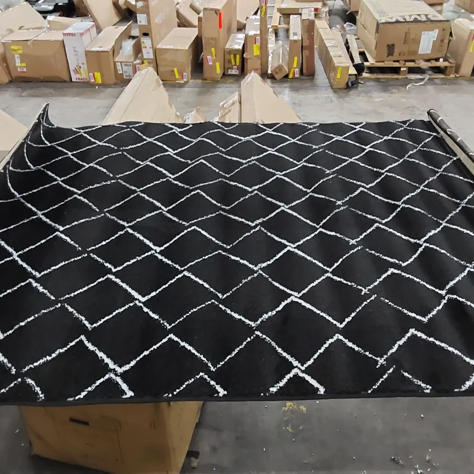 ZIGZAG NOIR DIAMOND PATTERN RUG - BLACK // SIZE: 120 X 160cm
