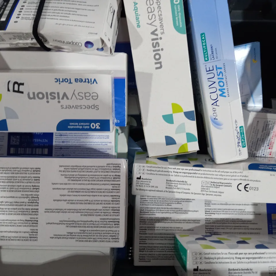 BOX OF APPROX 15 ASSORTED VISION CARE ITEMS TO INCLUDE -  SPECSAVERS EASY VISION UNIPURPOSE - ACUVUE MOIST - SPECSAVERS EASY VISION AQULANE ECT