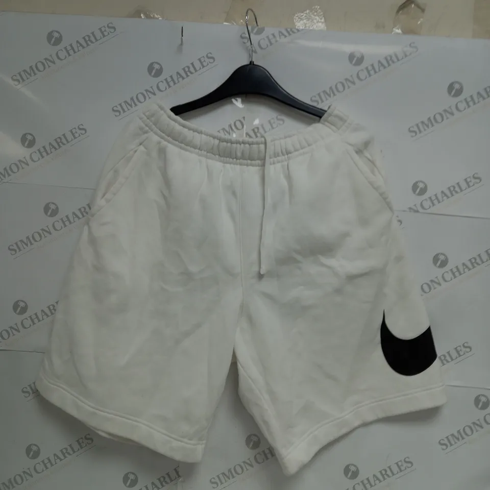 LARGE NIKE SHORTS 