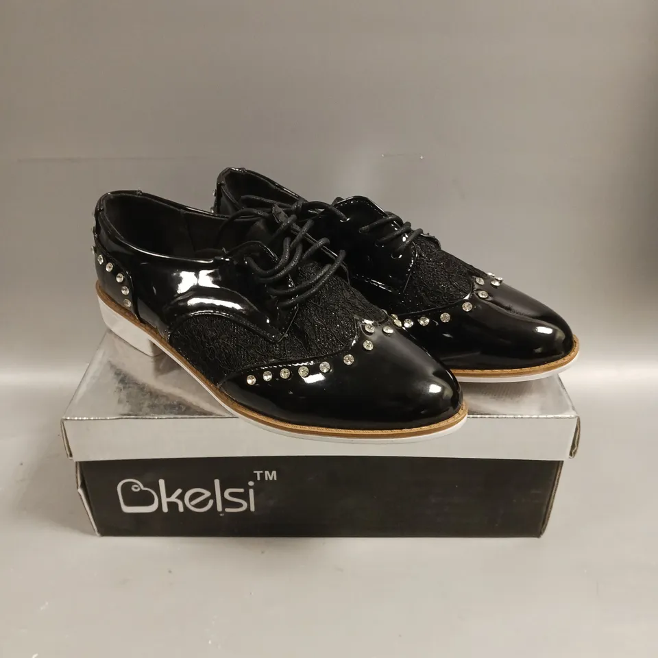 BOXED PAIR OF KELSI LACED SEQUINED SHOES IN BLACK - 4
