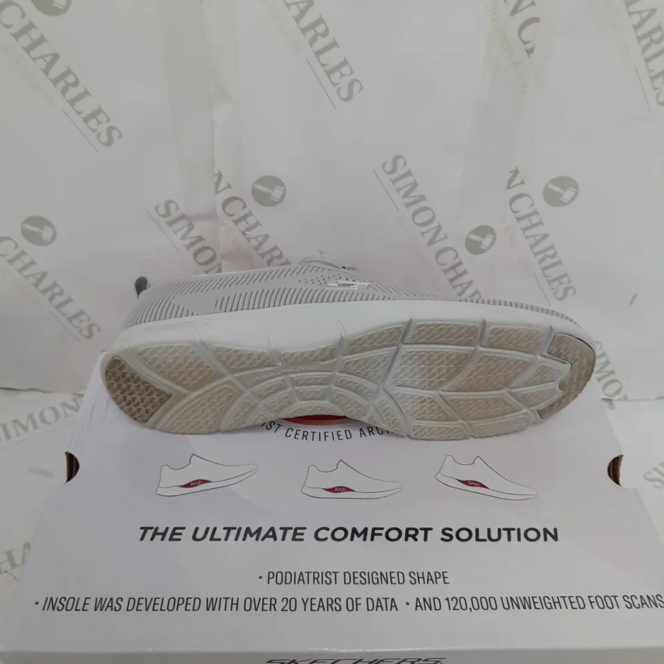 BOXED PAIR OF SKECHERS ARCH FIT TRAINERS IN GREY SIZE 7