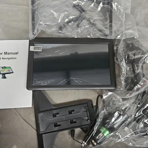 GPS NAVIGATION SYSTEM WITH CAR MOUNT AND CABLES - SCREEN IS CRACKED 