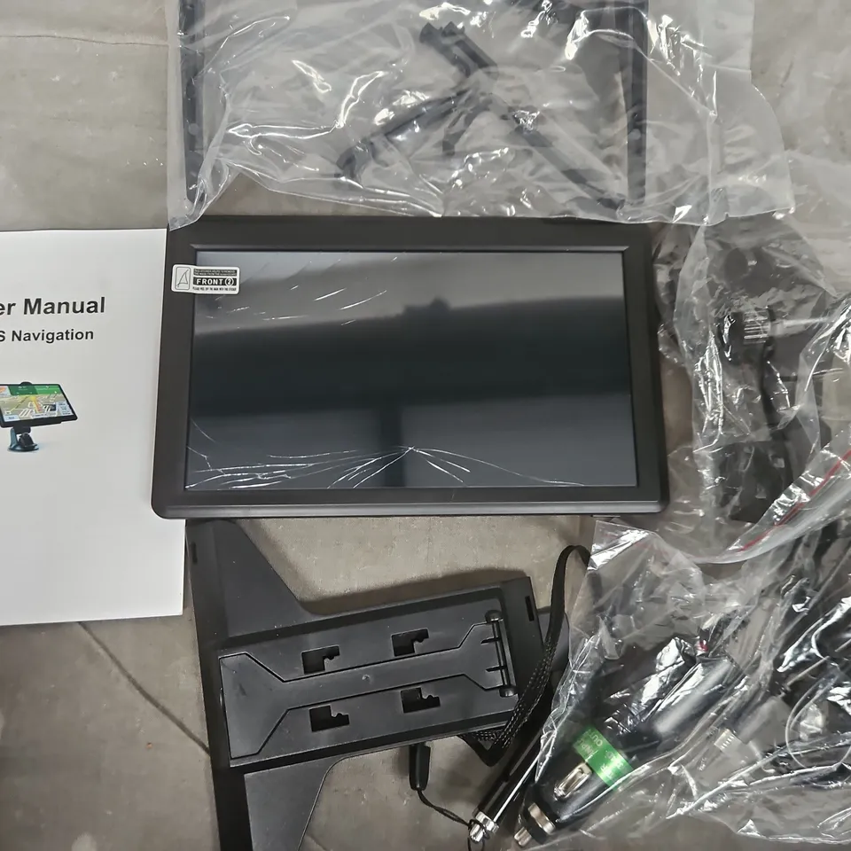 GPS NAVIGATION SYSTEM WITH CAR MOUNT AND CABLES - SCREEN IS CRACKED 