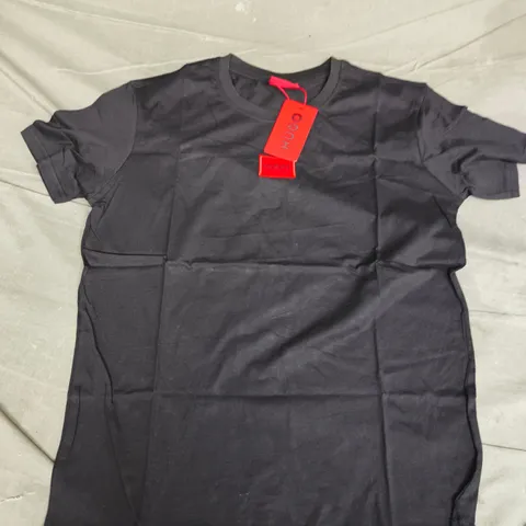HUGO BOSS CENTRAL LOGO TEE IN BLACK - SMALL