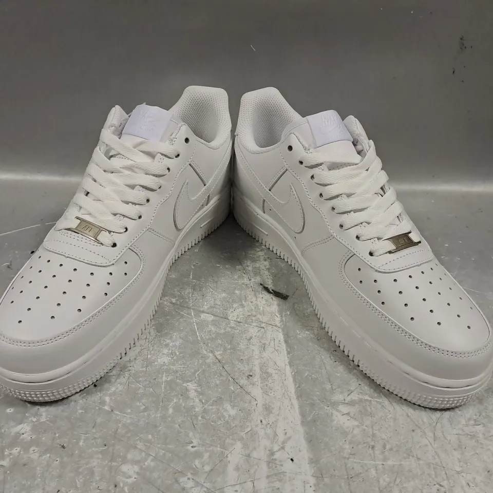 BOXED PAIR OF NIKE AIR FORCE 1 '07 SHOES IN WHITE UK SIZE 8