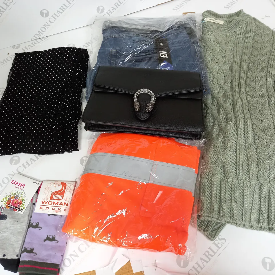 BOX OF APPROX 20 ASSORTED CLOTHING ITEMS TO INCLUDE JEANS, JUMPERS, BAG, ETC.