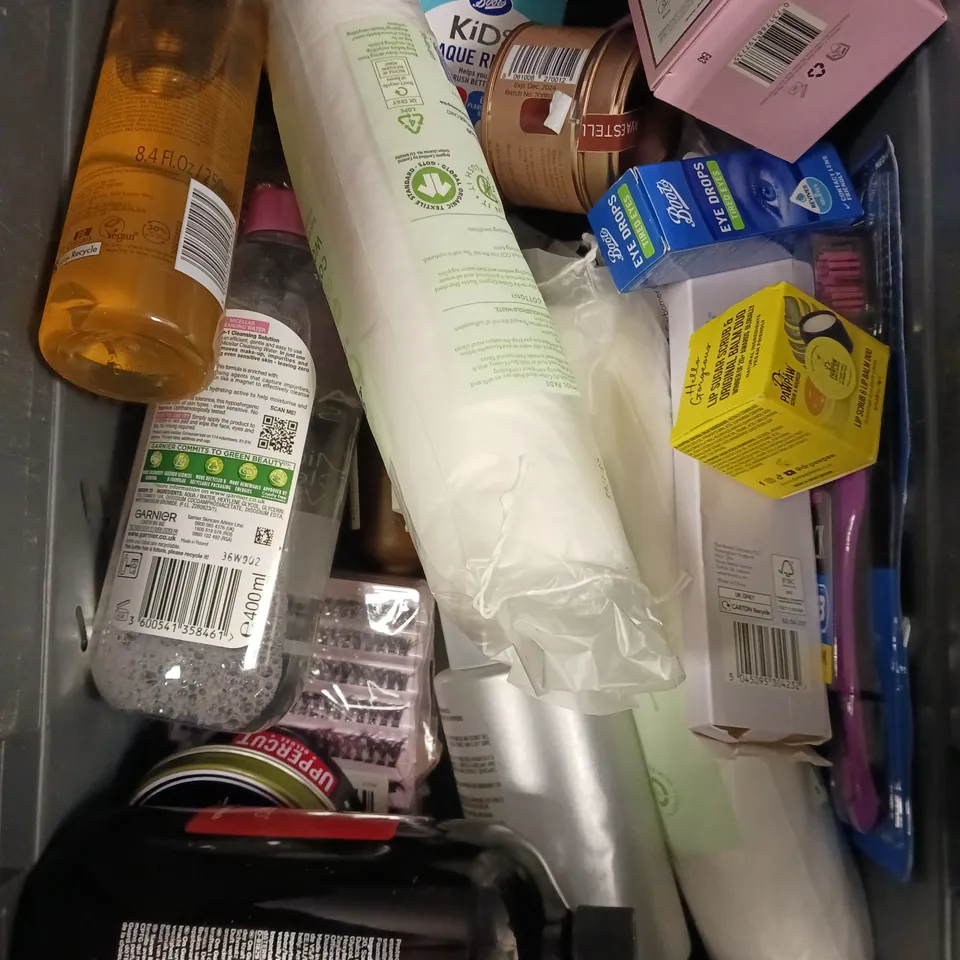 APPROXIMATELY 20 ASSORTED HEALTH & BEAUTY PRODUCTS TO INCLUDE TIRED EYE DROPS, ORAL B TOOTH BRUSH SET, UPPERCUT MATTE POMADE ETC 
