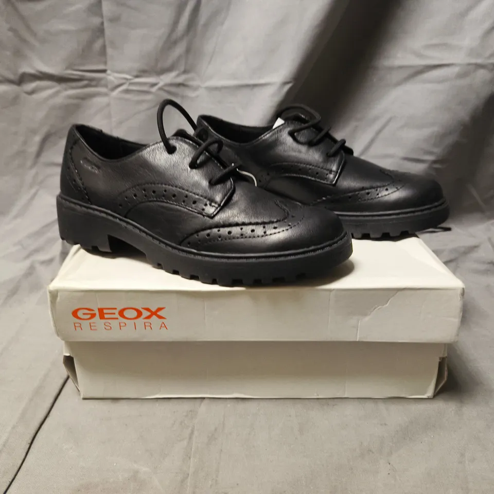 BOXED PAIR OF GEOX RESPIRA KID'S SHOES IN BLACK SIZE UK 1