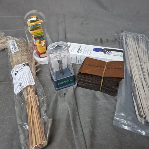 APPROXIMATELY 15 ASSORTED HOUSEHOLD PRODUCTS TO INCLUDE LEATHER PATCHES, DESCALING AGENT, HOME DECOR ETC 