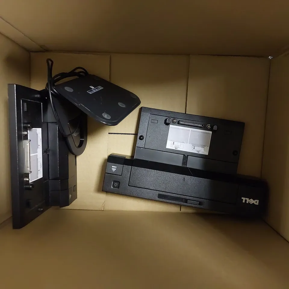 BOX OF APPROX 6 ITEMS TO INCLUDE DELL K07A E-PORT, CRESTRON DOCKING STATION, DELL PR02X E-PORT 2