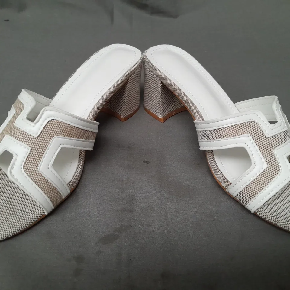 BOXED PAIR OF DESIGNER OPEN TOE BLOCK HEEL SANDALS IN WHITE/TAN UK SIZE 4