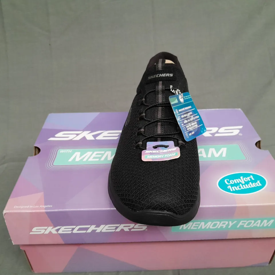 BOXED PAIR OF SKETCHERS MEMORY FOAM SUMMITS IN LBACK SIZE 9.5