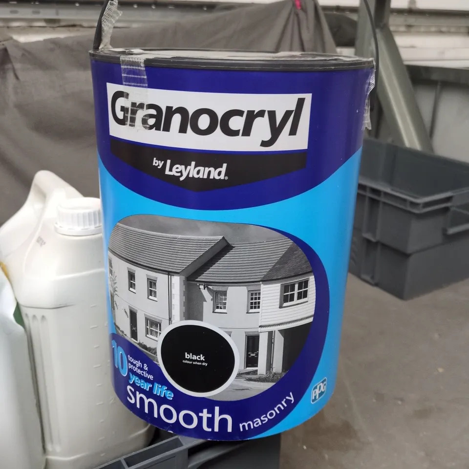 TOTE OF APPROXIMATELY 4 ASSORTED LIQUID ITEMS TO INCLUDE: LEYLAND GRANOCRYL MASONARY PAINT 