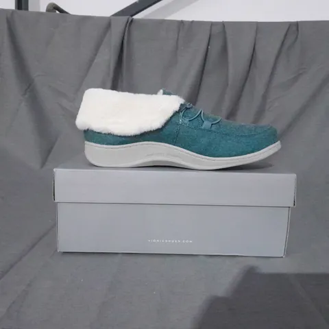BOXED PAIR OF VIONIC BELIEVE SLIPPERS IN MINERAL SIZE 8