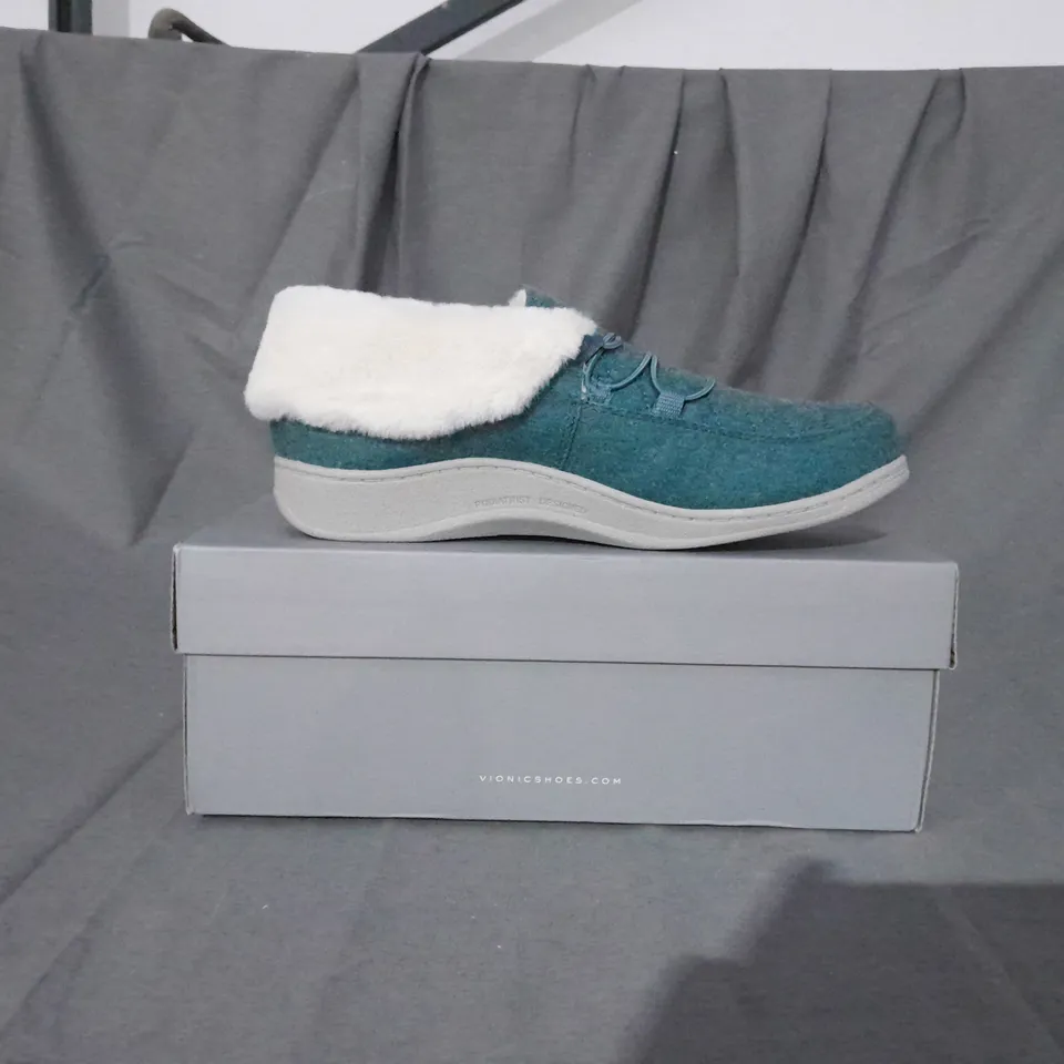 BOXED PAIR OF VIONIC BELIEVE SLIPPERS IN MINERAL SIZE 8