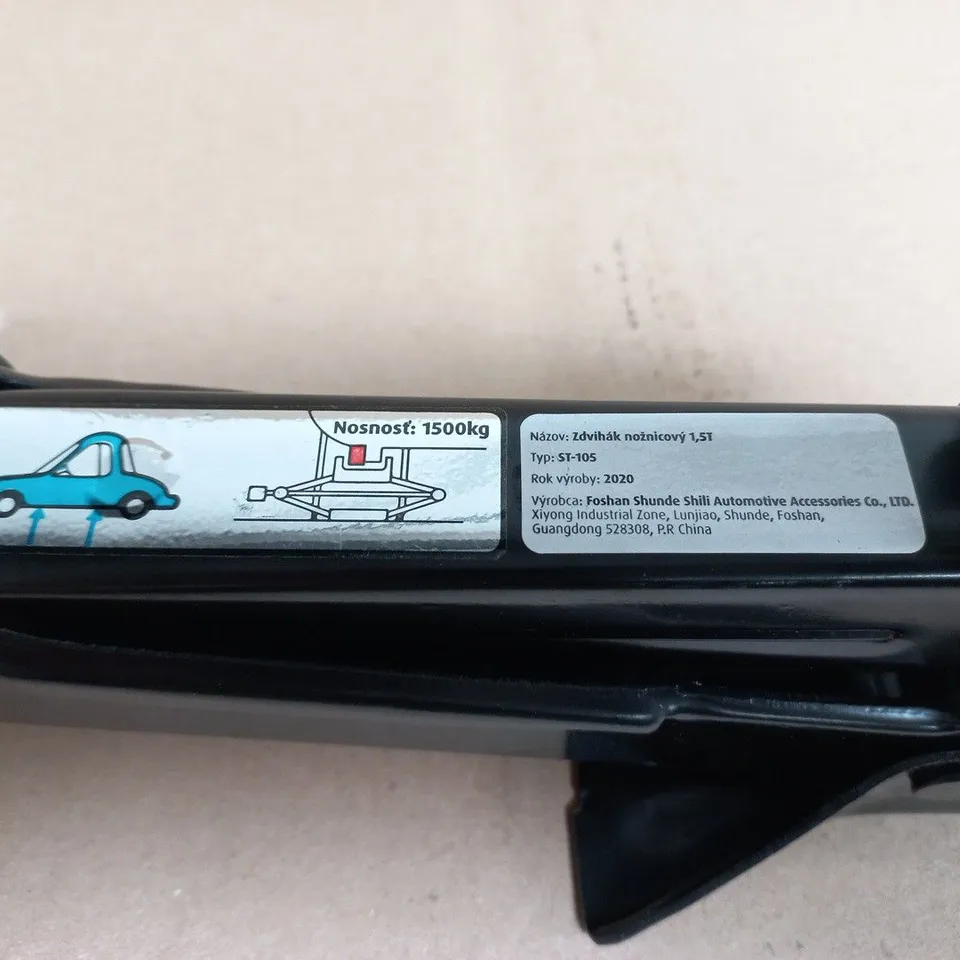 VEHICLE JACK WITH ACCESSORIES IN BLACK POUCH