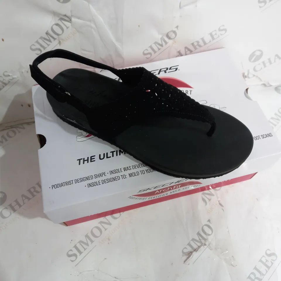 BOXED PAIR OF SKECHERS ARCHFIT SANDAL IN BLACK SIZE 7