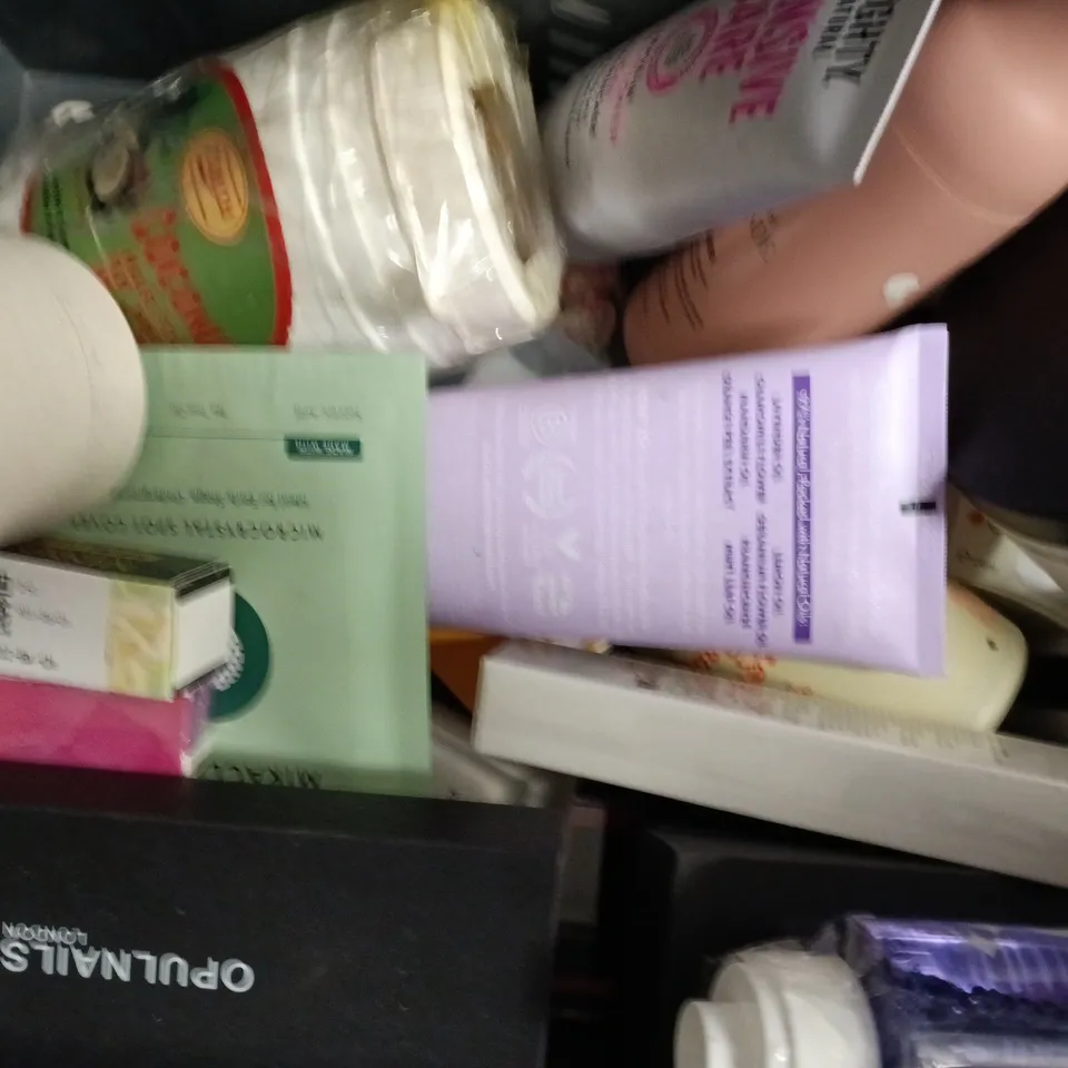 APPROXIMATELY 18 ASSORTED COSMETIC ITEMS TO INCLUDE SOFTELAND, KAIRAX, ETC - COLLECTION ONLY