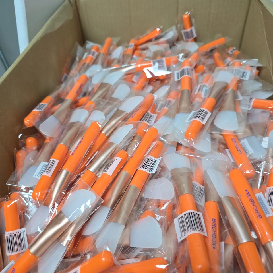 BOX OF APPROXIMATELY 600 X BIRCHBOX MAKEUP BRUSH – ORANGE HANDLE