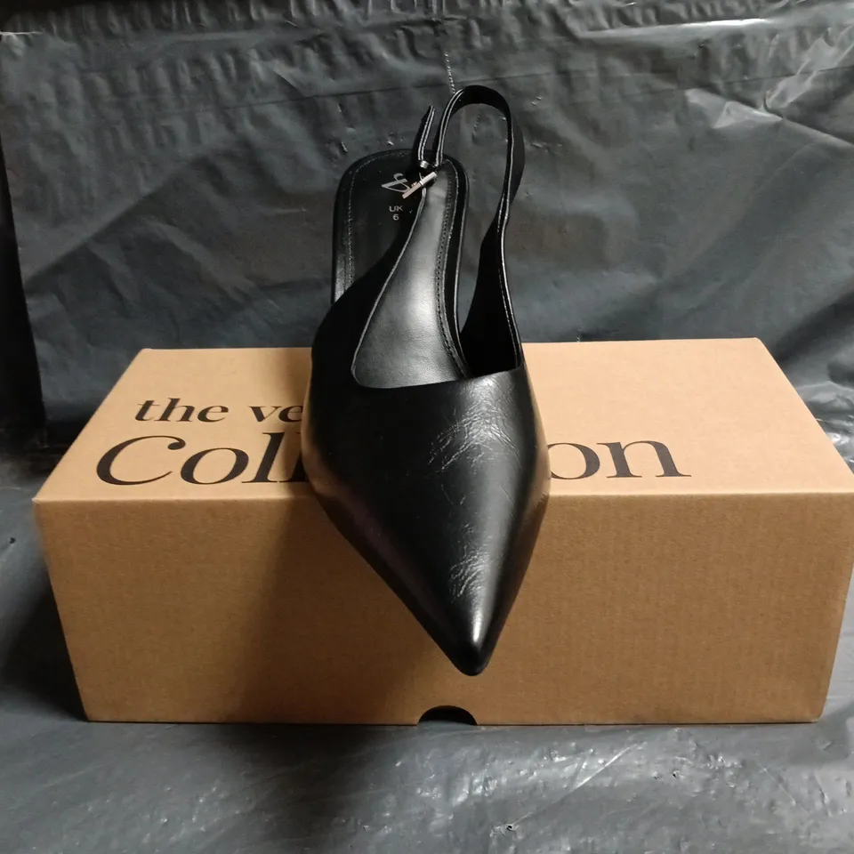 BOXED PAIR OF THE VERY COLLECTION POINTED TOE MID STILETTO HEEL SHOES IN BLACK SIZE 6