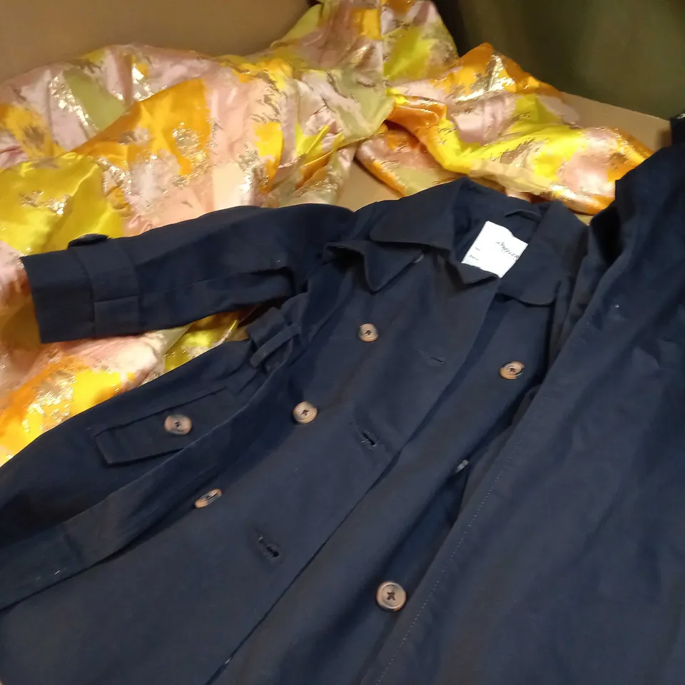 LOT OF APPROX 25 ASSORTED CLOTHING ITEMS VARYING IN SIZE/COLOUR/STYLE TO INCLUDE: TROUSERS, TOPS, DRESSES