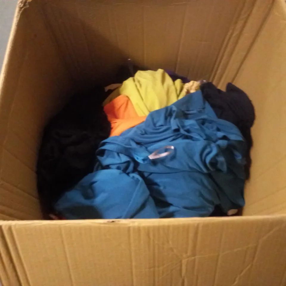 LOT OF APPROX 65 ASSORTED WOMENS CLOTHES TO INCLUDE DRESSES, BLOUSES, LEGGINGS ETC