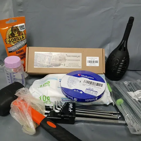 APPROXIMATELY 18 ASSORTED HOUSEHOLD ITEMS TO INCLUDE HAND PRUNER SET, 2WORK WIPES, MALLET, ETC