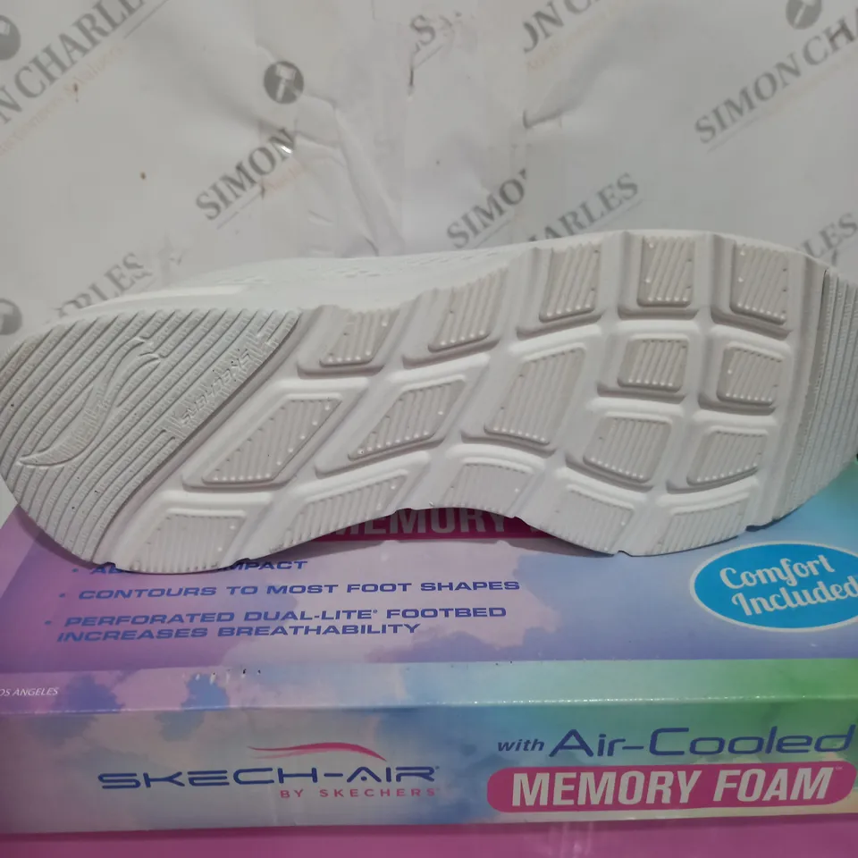 BOXED PAIR OF SKETCHERS AIR COOLED TRAINER IN WHITE SIZE 7