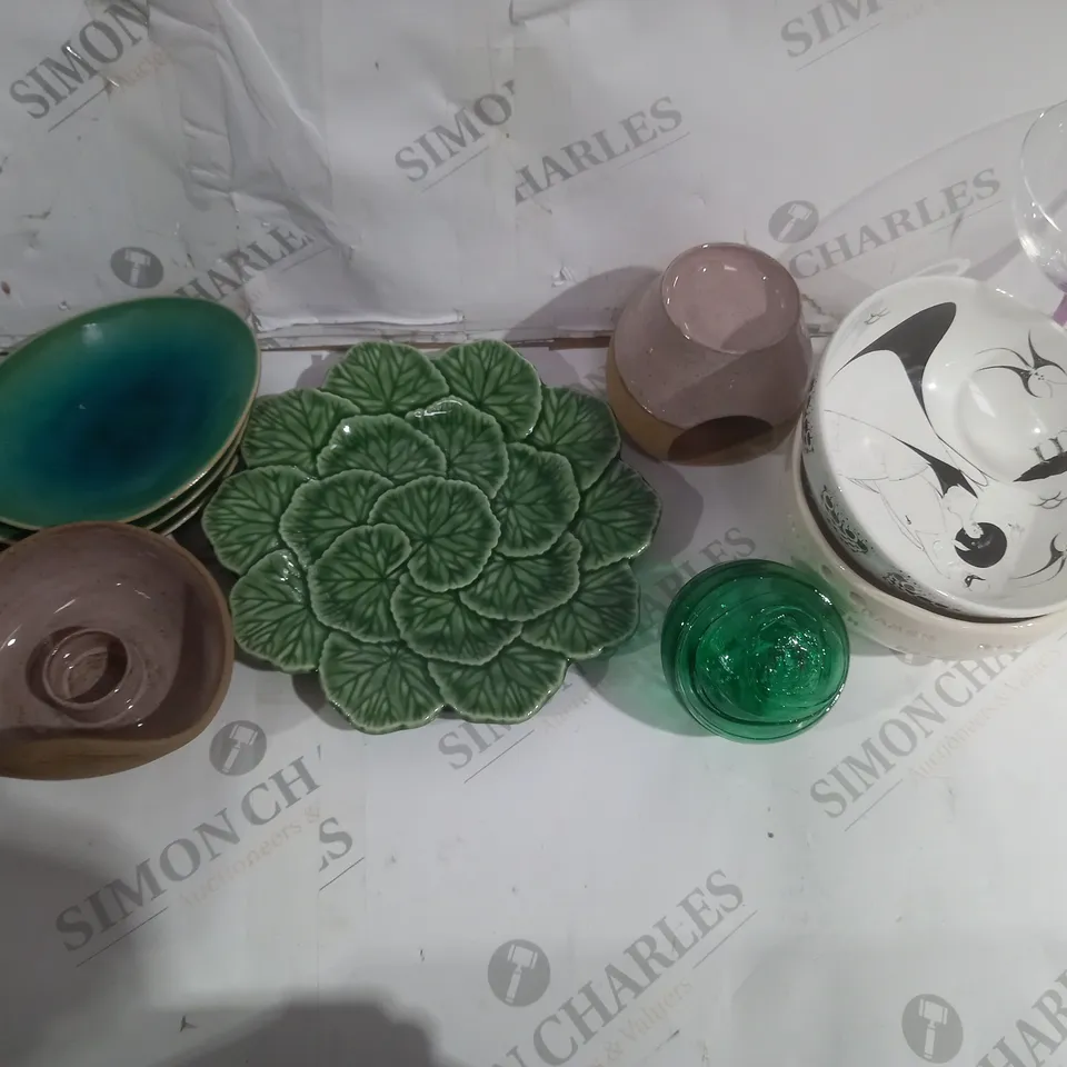 APPROXIMATELY 20 ASSORTED HOME ITEMS INCLUDING DECORATIVE PLATES, FLORAL VASE, PURPLE GIN GLASSES