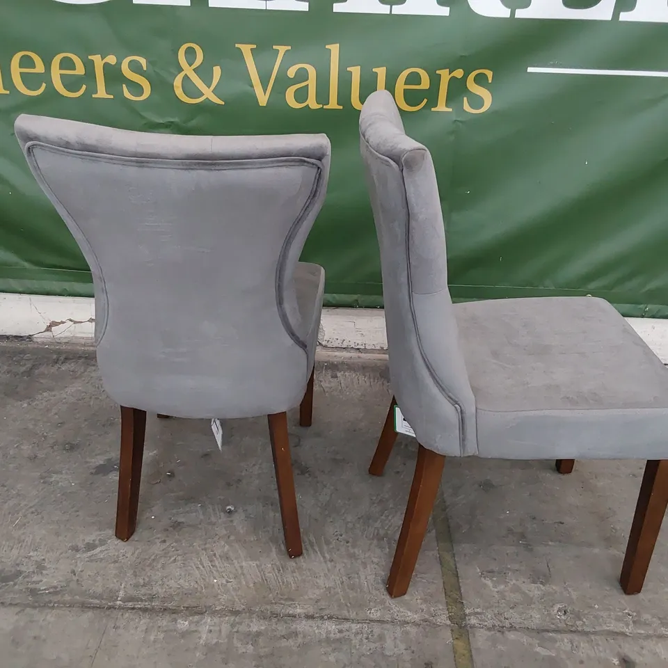 SET OF FOUR UPHOLSTERED BUTTONED BACK DINING CHAIRS GREY PLUSH FABRIC ON DARK WOOD LEGS 