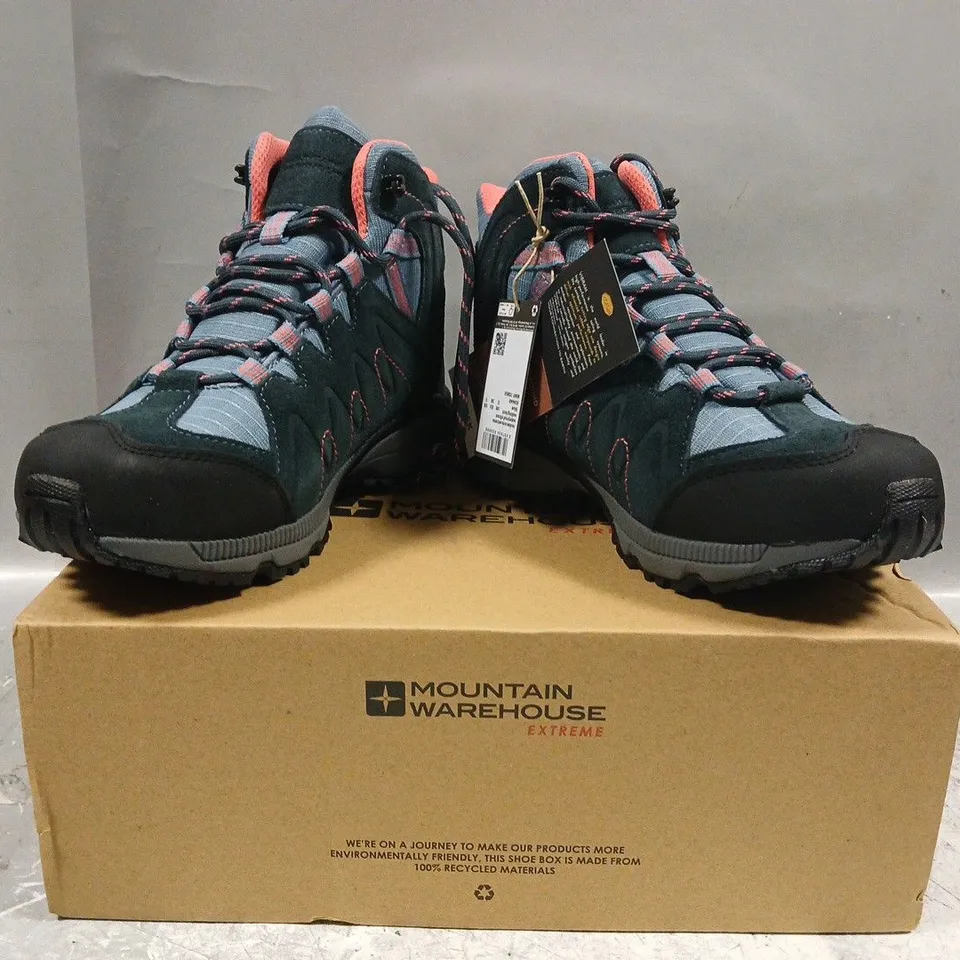 BOXED PAIR OF MOUNTAIN WAREHOUSE EXTREME WATERPROOF VIBRAM WALKING BOOTS IN BLUE/MULTI SIZE UK 5