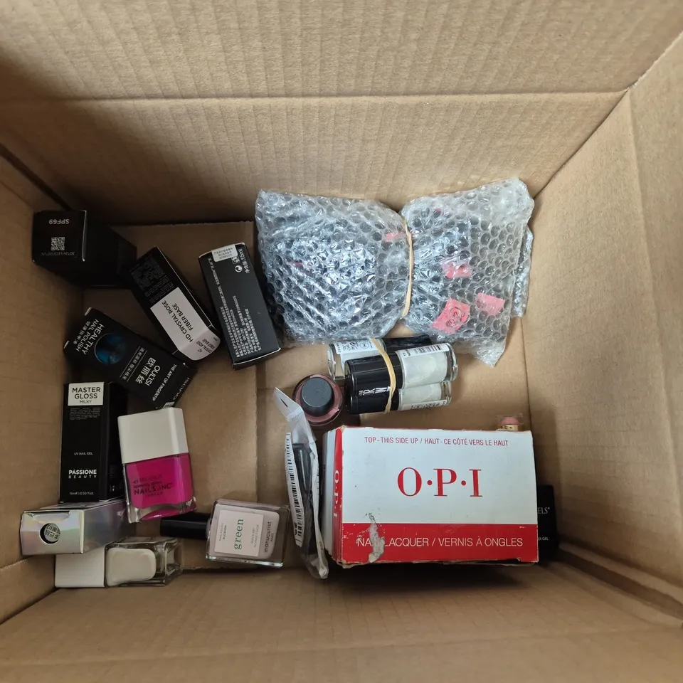 APPROXIMATELY 20 BOTTLES OF NAIL VARNISH TO INCLUDE MYLEE, GLITTERBELS AND NAILS.INC