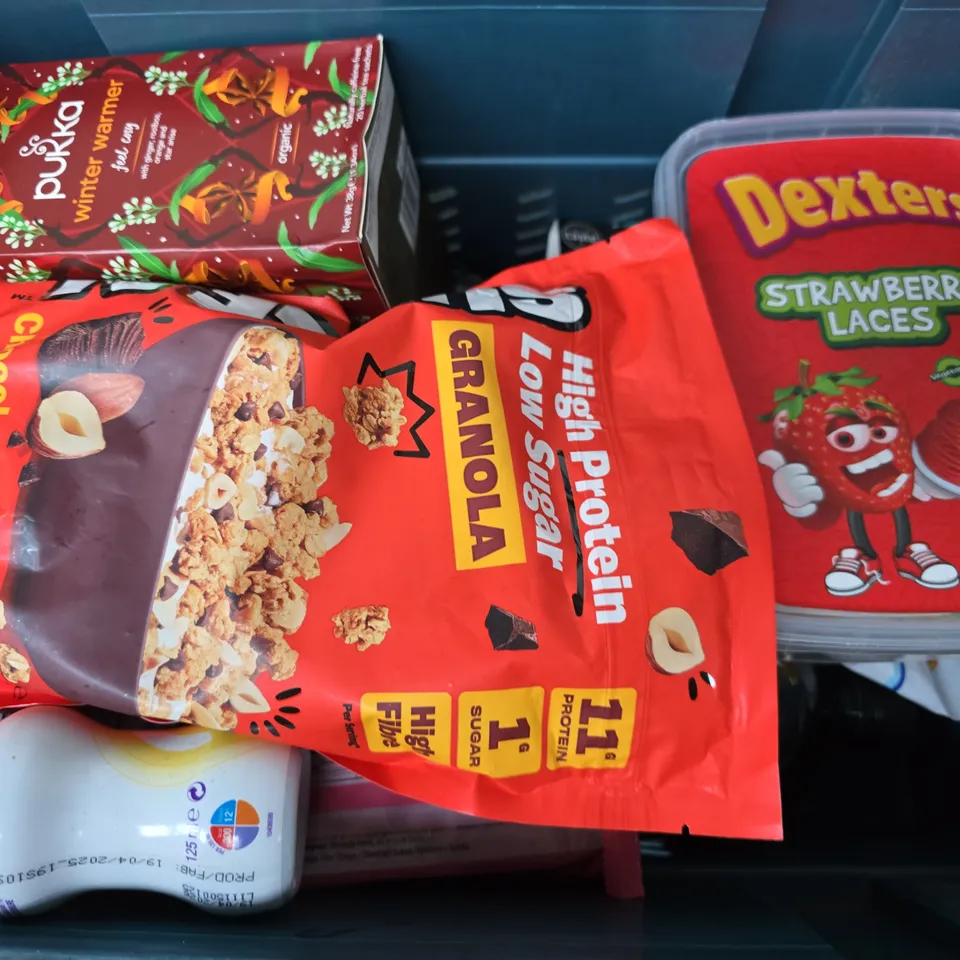 APPROXIMATELY 15 ASSORTED FOOD & DRINK ITEMS TO INCLUDE DEXTERS STRAWBERRY LACES, PEPSI MAX, LINDT LINDOR, ETC - COLLECTION ONLY