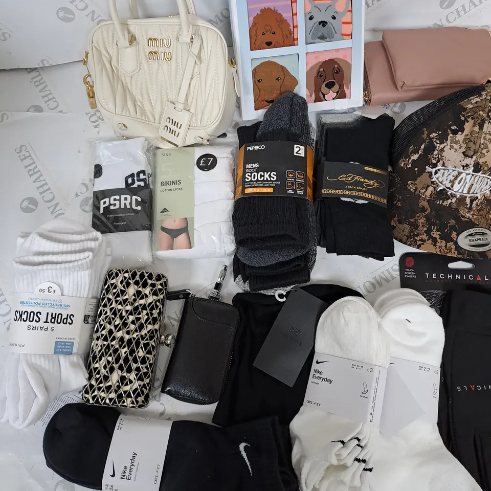 LOT OF 16 ASSORTED CLOTHING ACCESSORIES TO INCLUDE NIKE SOCKS, TECHNICALS GLOVES AND M&S BIKINIS