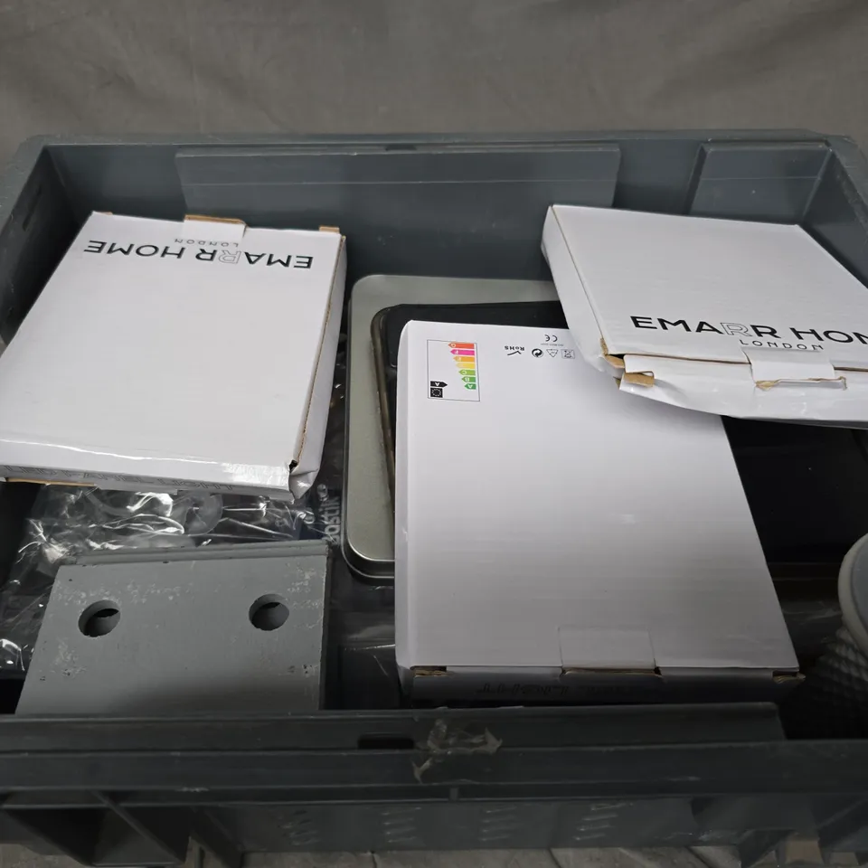 APPROXIMATELY 15 ASSORTED HOUSEHOLD ITEMS TO INCLUDE - TABLET COVERS , NEWTONS CRADLE , ETC 