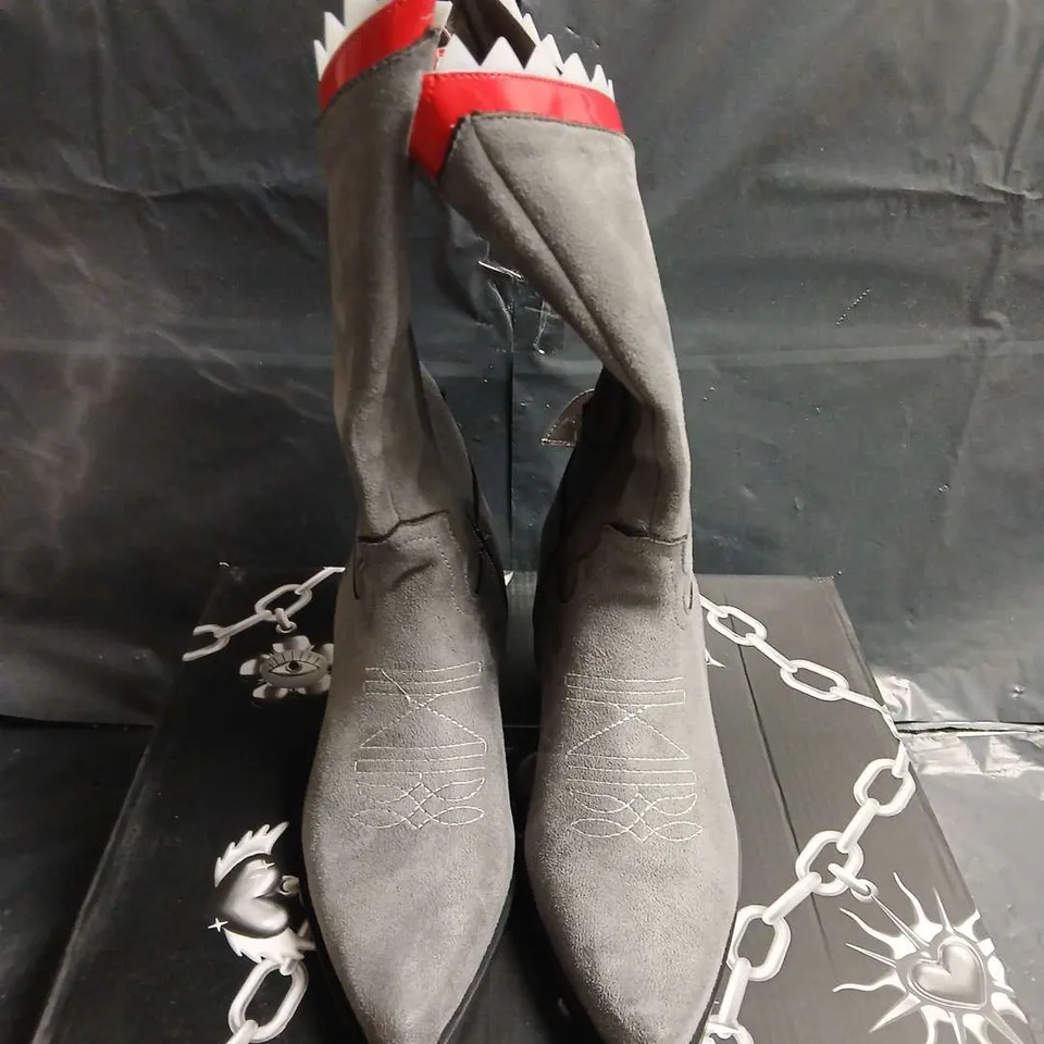 BOXED PAIR OF KOI SHARK GREY SUEDE KNEE-HIGH BOOTS WITH RED JAGGED TRIM – WOMEN'S FOOTWEAR - UK SIZE 3