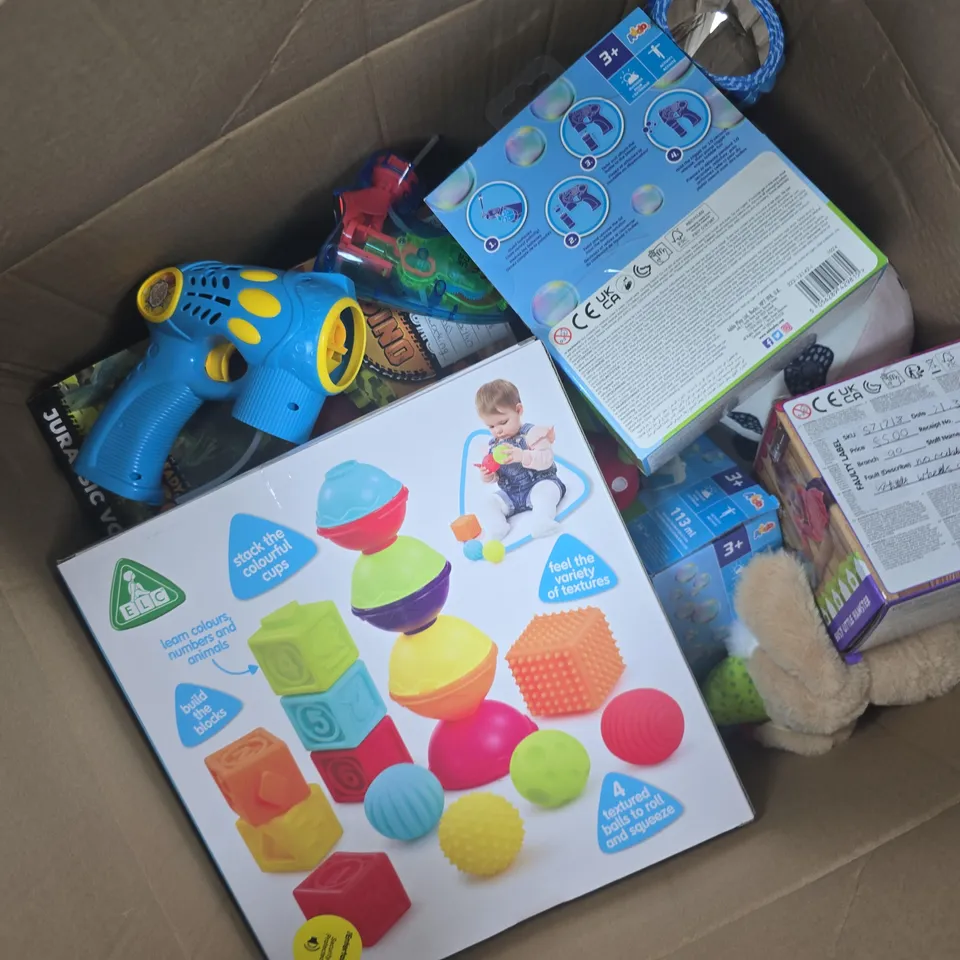 APPROXIMATELY 8 ASSORTED TOYS & GAMES PRODUCTS TO INCLUDE BABY SENSORY PLAY PACK, BUSY LITTLE HAMSTER, BUBBLE BLASTER, ETC