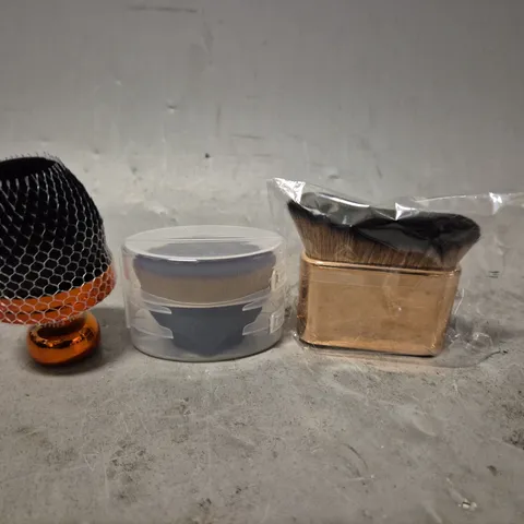 APPROXIMATELY 30 ASSORTED SHAVING BRUSHES
