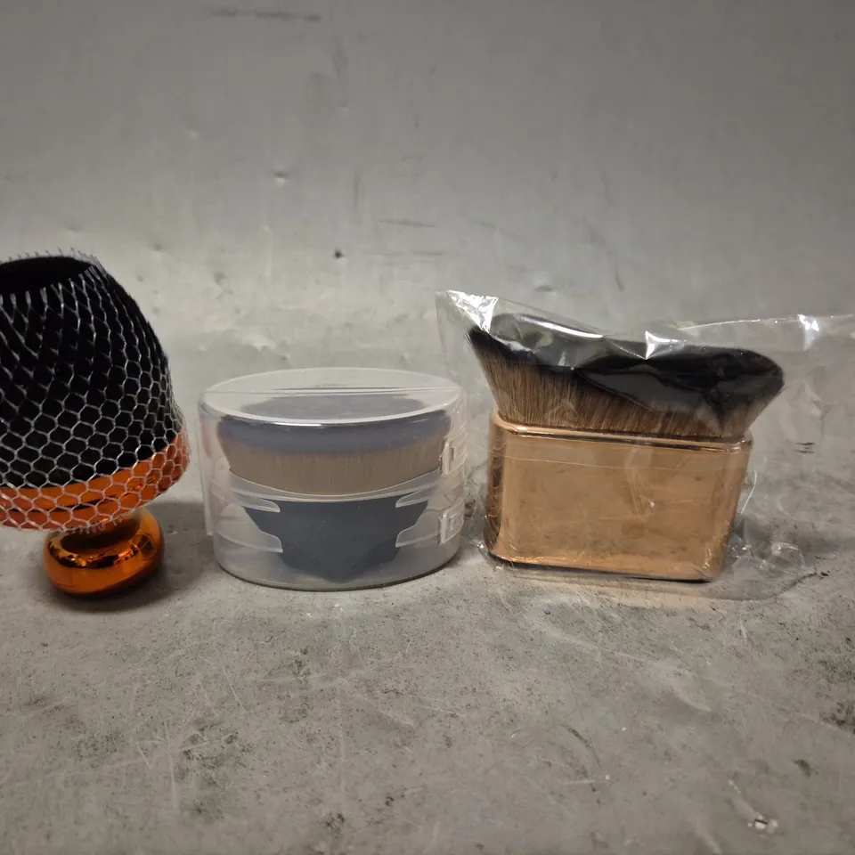 APPROXIMATELY 30 ASSORTED SHAVING BRUSHES