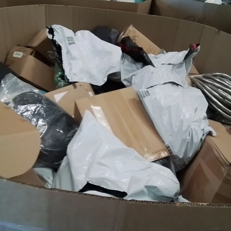 PALLET CONTAINING A LARGE QUANTITY OF HOSES