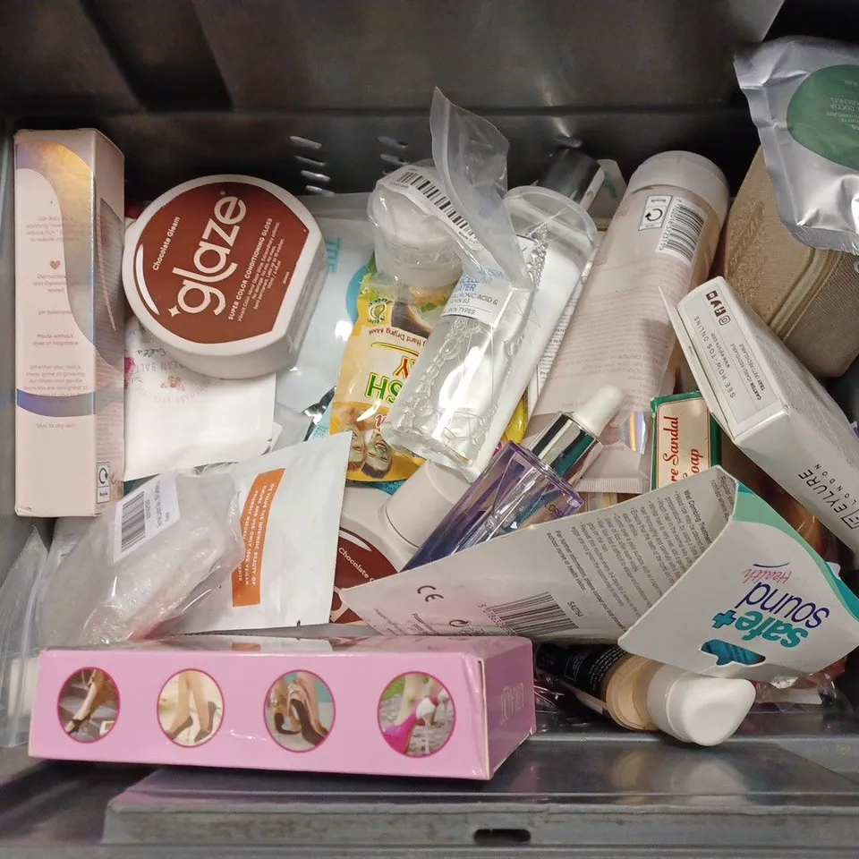 BOX OF APPROX 20 ASSORTED HEALTH AND BEAUTY ITEMS TO INCLUDE - BAYLIS & HARDING SHOWER GEL - SIMPLE 2 BARS OF SOAP - GILLETTE VENUS DAILY SMOOTHING SERUM ECT 