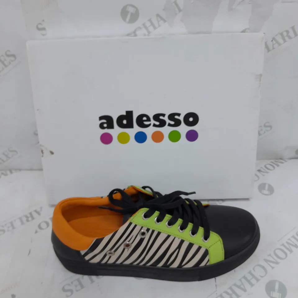 BOXED PAIR OF ADESSO ANIMAL PRINT TRAINERS SIZE 6 