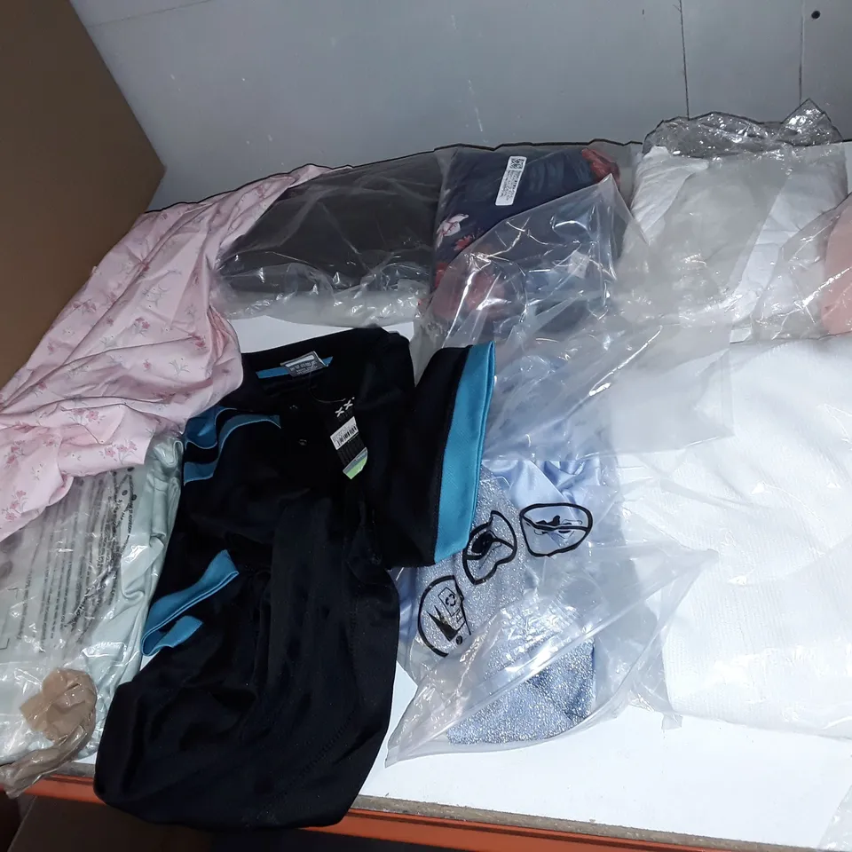MEDIUM-SIZED BOX OF 10 ASSORTED CLOTHING ITEMS TO INCLUDE A BLACK/TEAL GYM POLO SHIRT AND A PINK FLOWERY DRESS