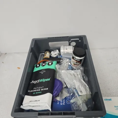 TOTE OF APPROXIMATELY 15 ASSORTED ITEMS TO INCLUDE: BED BATH GLOVES 